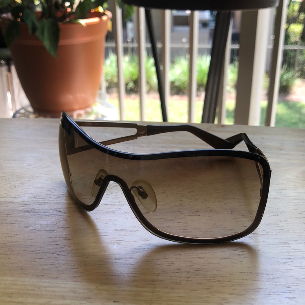 FERRAGAMO SUNGLASSES.